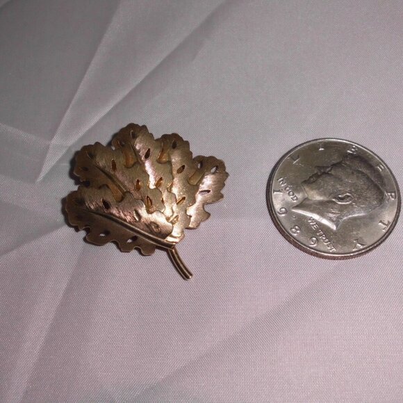 Gold Tone Textured Leaf Leaves Brooch Pin - Picture 2 of 3